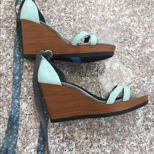 Liuid- turquoise suede/ wooden wedges